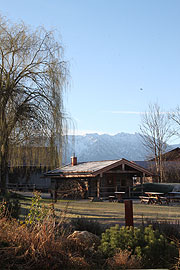 100-jährige Alm-Hütten im neuen Park des Hotel Resorts Alpenhof Murnau (©Foto: M artin Schmitz)